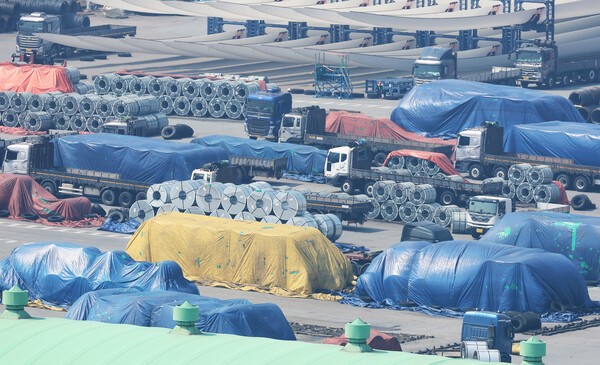 쌓여 있는 철강제품 / 사진=연합뉴스