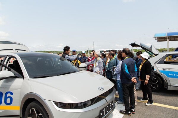 현대자동차그룹이 고령 운전자들을 위한 실습 교육인 '시니어 안전 드라이빙 데이'를 운영한다고 21일 밝혔다. 사진은 참가자들이 교육받고 있다./사진=현대차그룹