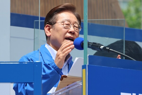 더불어민주당 이재명 대선 후보가 21일 인천광역시 남동구 구월 로데오광장에서 열린 유세에서 시민들에게 지지를 호소하고 있다. / 사진=연합뉴스