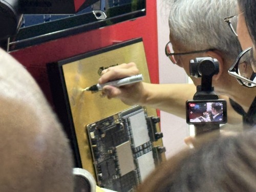 '컴퓨텍스 2025' SK하이닉스 부스를 찾은 젠슨 황 엔비디아 CEO / 사진=연합뉴스