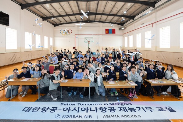 대한항공·아시아나항공 양사 임직원들이 바가노르구 인근의 몽골 군갈루타이 국립학교와 볼로브스롤 국립학교에서 재능기부 봉사활동 기념사진을 찍고 있다./사진=대한항공