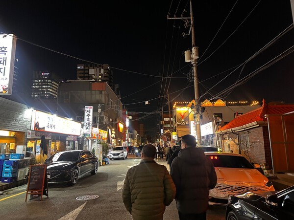 지난해 12월 핫 플레이스라고 불려지는 용산의 한 술집거리 사람들이 크게 줄어들었다. / 사진=홍선혜 기자 