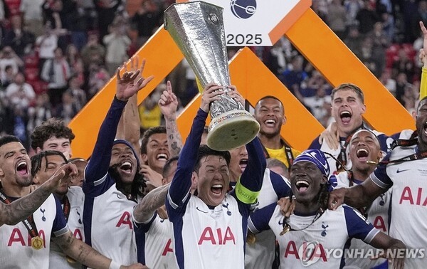 토트넘의 주장 손흥민이 유로파리그 우승컵을 들고 있다. / 사진=AP연합뉴스
