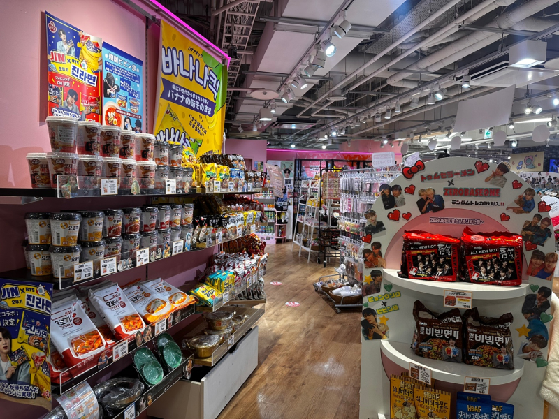 후쿠오카 하카타에 위치한 복합 쇼핑몰 캐널시티 건물 2층 대부분은 K팝 굿즈나 K푸드 제품 등 한국 브랜드 판매 매장이 차지하고 있었다. / 사진=홍선혜 기자