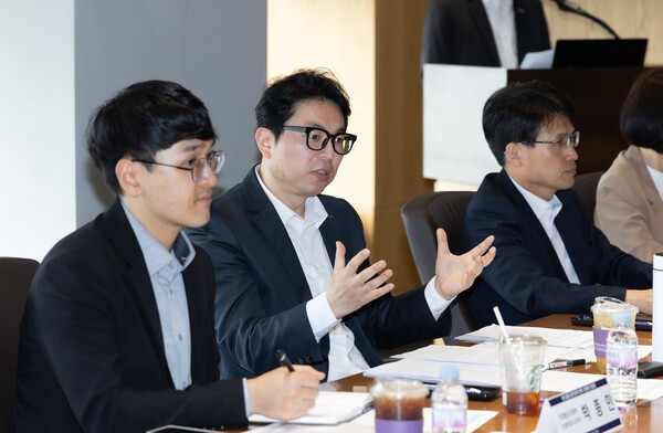 한국무역협회가 22일(목) 서울시 강남구 삼성동 트레이드타워에서 개최한 '탄소중립 정부정책 관련 산업계 간담회'에서 정귀일 한국무역협회 지속성장지원실장이 인사말을 하고 있다. /사진=한국무역협회