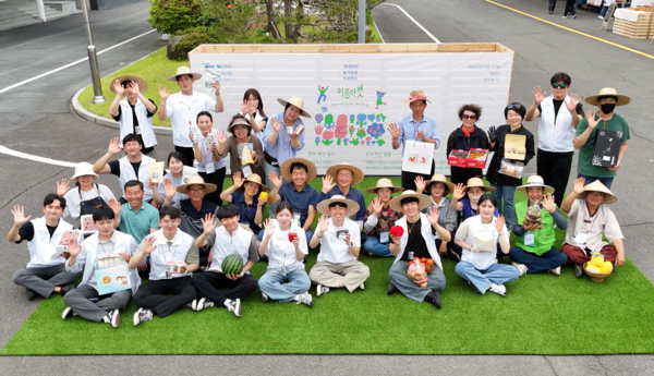 지난 21일 경상남도 창원특례시 현대위아 본사에서 열린 ‘이음마켓’에 참여한 농부들이 기념 사진을 찍고 있다. /사진=현대위아
