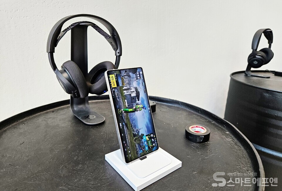 배틀그라운드 모바일 7주년 팝업스토어에 마련된 삼성전자 최고사양 스마트폰 갤럭시 S25 울트라와 게이밍용 고성능 스틸시리즈 헤드셋 / 사진=양대규 기자