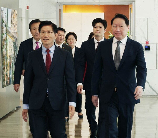 김문수 국민의힘 대선후보(왼쪽)와 최태원 회장이 간담회장으로 이동하고 있다. /사진=대한상의