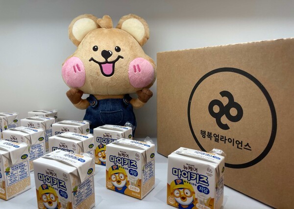 대상웰라이프가 기부한 뉴케어 마이키즈 저당 고소한맛 제품과 행복얼라이언스의 마스코트 행얼이 인형./ 사진 = 행복얼라이언스
