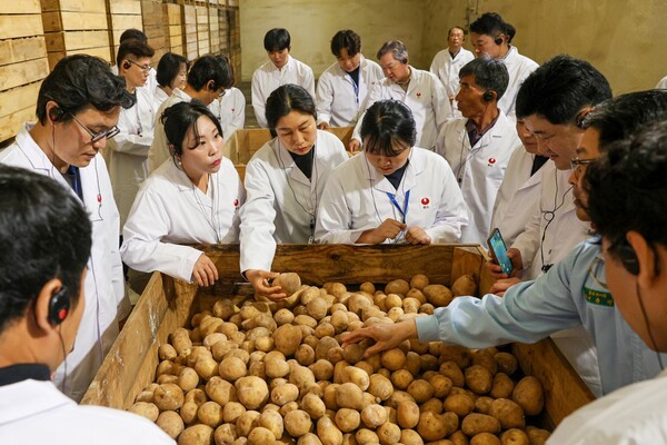 청년농부들이 농심 아산공장 감자스낵 생산현장을 견학하고 있다.  