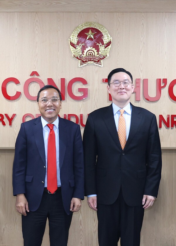 22일 베트남 하노이 산업통상부에서 열린 간담회에서 구본규 LS전선 대표(우측)와 응우옌 호앙 롱 산업자원통상부 차관이 기념 촬영을 하고 있다. /사진=LS에코에너지