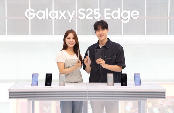 '삼성 강남'에서 '갤럭시 S25 엣지'를 소개하는 모습 /사진=삼성전자