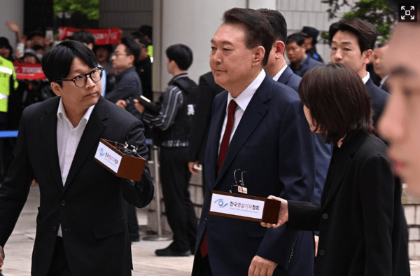 윤석열 전 대통령이 5월 19일 서울 서초구 중앙지방법원에서 열린 내란 우두머리 혐의, 직권남용 권리행사방해 혐의 사건 4차 공판에 출석, 취재진의 질문을 받으며 이동하고 있다./사진=연합뉴스