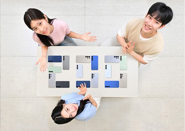 갤럭시 S25 시리즈의 국내 판매량 200만대 돌파를 축하하는 모습  /사진=삼성전자