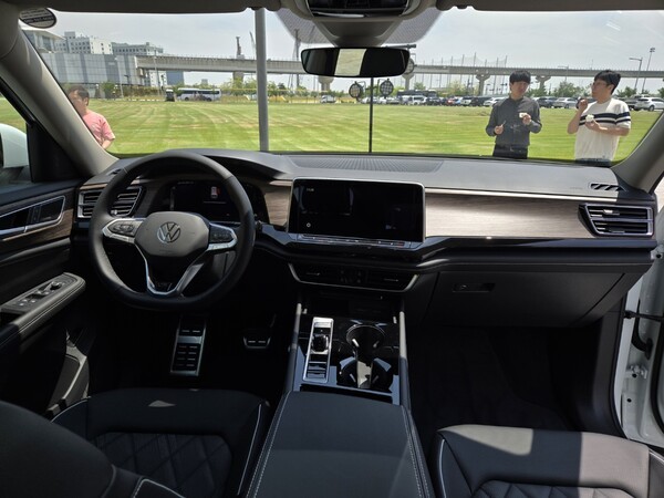 폭스바겐 아틀라스 인테리어. 중앙에 위치한 디스플레이를 통해 시스템 제어가 가능하다. /사진=김동하 기자