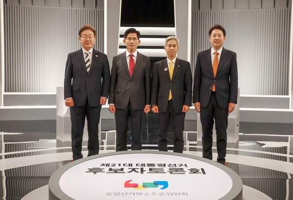 더불어민주당 이재명·국민의힘 김문수·민주노동당 권영국·개혁신당 이준석 대선후보가 23일 서울 영등포구 여의도 KBS 스튜디오에서 열린 제21대 대선 2차 후보자 토론회 시작에 앞서 기념 촬영하고 있다. / 사진=국회사진기자단, 연합뉴스