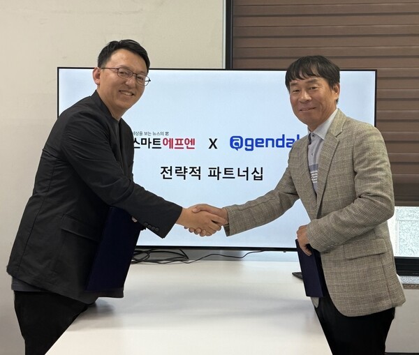 민병오 스마트에프엔 대표(오른쪽)와 문인식 아젠다북 대표가 업무협약(MOU)을 체결하고 있다. /사진=스마트에프앤