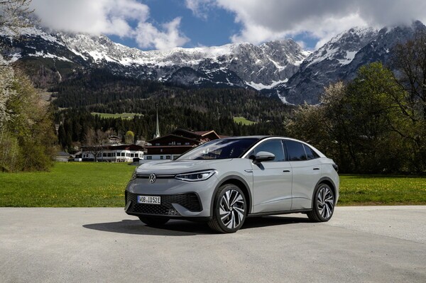 폭스바겐코리아가 브랜드 대표 전기차 모델 중 하나인 ID.5를 구매하는 고객들을 대상으로 지역별 전기차 보조금 수준에 맞춰 전기차 보조금을 지원한다고 19일 밝혔다. /사진=폭스바겐코리아