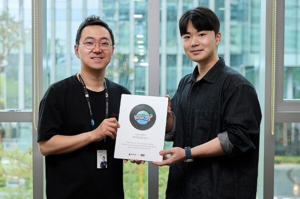 지난 달 감사패 수여 받은 ‘아르테일’ 크리에이터 ‘룰루월드’(오른쪽)