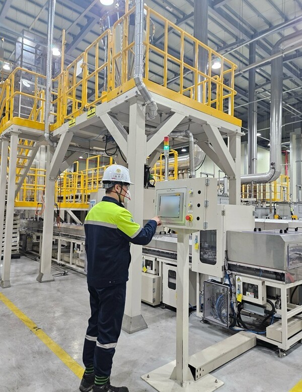 포스코퓨처엠 세종 기술연구소 파일럿 플랜트에서 LMR 양극재 제품 생산을 테스트하고 있다. /사진=포스코퓨처엠