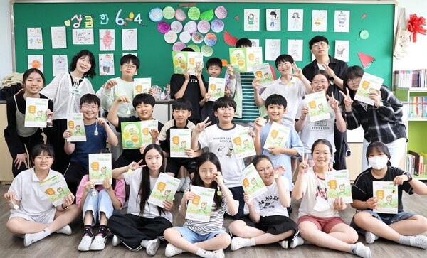 LG화학 임직원 봉사단과 학생들이 기념 촬영을 하고 있다. /사진=LG화학
