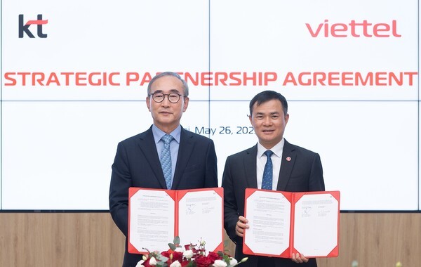 KT 김영섭 대표(왼쪽)와 비엣텔 그룹 따오 득 탕 회장 겸 CEO / 사진=KT
