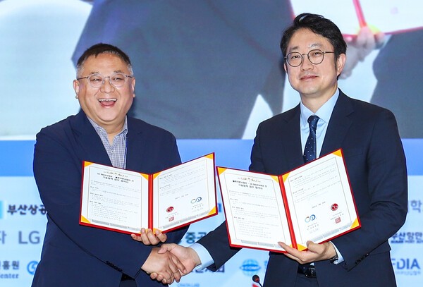 서울대학교 블루카본사업단 김종성 단장(왼쪽)과 LG전자 김영석 HS기능성소재사업실장 / 사진=LG전자