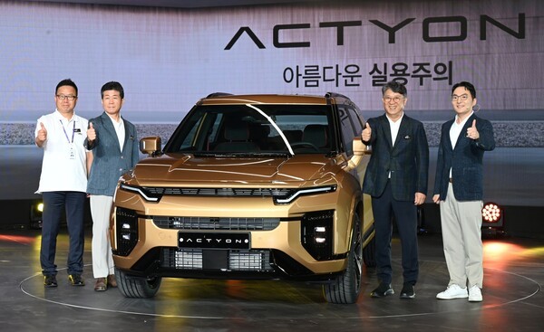 KGM 트랜드포메이션 데이에서 액티언 차량을 옆에 두고 곽재선 KGM 회장(오른쪽 두번째)이 포즈를 취하고 있다.  