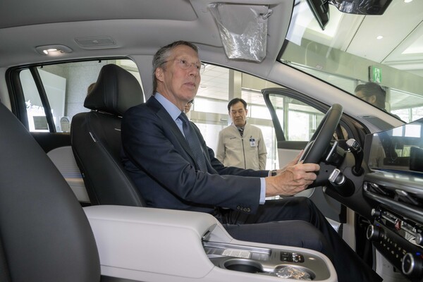 현대차는 아이오닉 9이 주한네덜란드대사관의 공식 관용차로 선정됐다고 28일 밝혔다. 사진은 현대차 아산공장에서 페이터 반 플리트 주한네덜란드대사가 아이오닉9에 탑승해 체험하고 있다. /사진=현대차