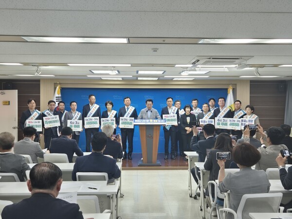 김영록 전라남도지사가 28일 도청 브리핑룸에서 6·3 대통령 선거를 앞두고 대도민 담화를 발표하고 있다. /사진=한민식 기자