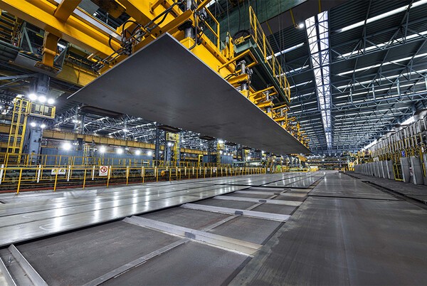 진공흡착식 크레인으로 이송되고 있는 고망간강 /사진=포스코