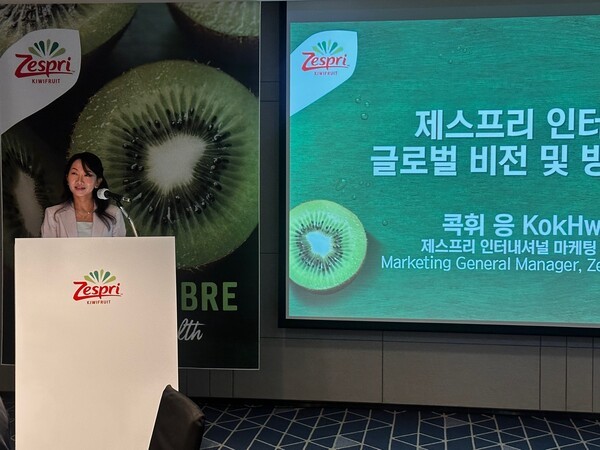 28일 개최된 제스프리 ‘영양소 밀도 중심의 건강한 식단 연구 결과 발표’ 기자 간담회에서 콕휘 응 제스프리 인터내셔널 마케팅 제너럴 매니저가 2025년도 전사 마케팅 방향성을 소개하고 있다. / 사진=홍선혜 기자 