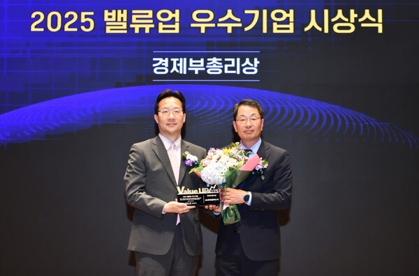 HD현대일렉트릭은 지난 27일 2025년 밸류업 우수기업 시상식에서 '경제부총리상'을 수상했다고 28일 밝혔다. 사진은 김영기 HD현대일렉트릭 대표이사(오른쪽)가 기념사진을 촬영하고 있다. /사진=HD현대