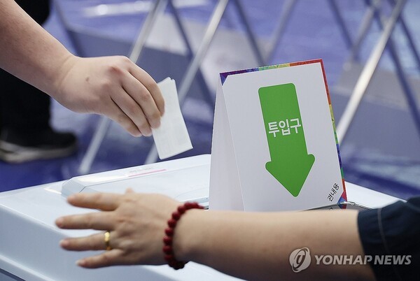 제21대 대통령선거 사전투표일인 29일 오전 제주시 연동 제주도의회 의원회관 1층에 마련된 사전투표소에서 유권자들이 투표에 참여했다. /사진=연합뉴스