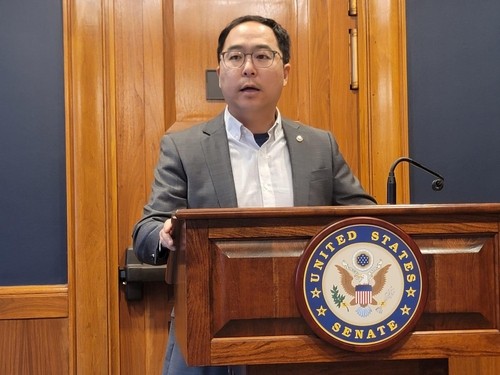 한국 언론과 간담회 하는 앤디 김 미 연방상원의원 /사진=연합뉴스