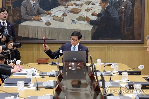 지난달 17일 이창용 한국은행 총재가 의사봉을 두드리고 있다. /사진=연합뉴스