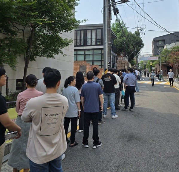 21대 대선 사전투표가 시작된 29일 오후 서울 종로구 신문로2가 사직동 주민센터 사전투표소 앞에 시민들이  길게 줄을 서 있다. /사진=스마트에프엔