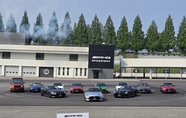 29일 벤츠코리아가 용인 스피드웨이에서 AMG 미디어 익스피리언스 데이를 개최했다. 사진은 벤츠코리아의 퍼포먼스. /사진=김동하 기자