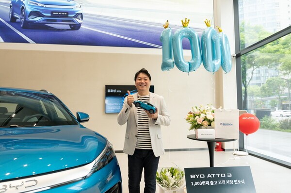 28일 BYD Auto 서초전시장에서 아토3를 1000번째로 인도받은 유호성씨. /사진=BYD코리아