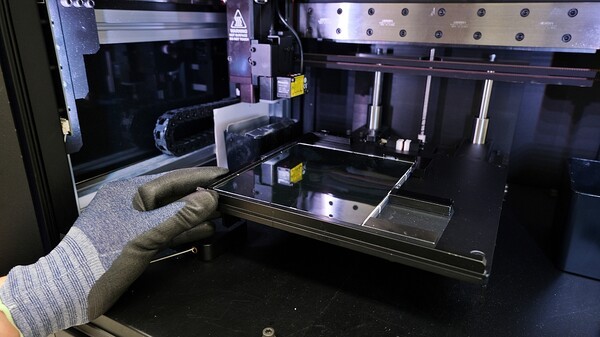 삼성전자서비스 엔지니어가 전문 장비를 이용해 스마트폰 디스플레이 단품 수리를 하는 모습 /사진=삼성전자서비스