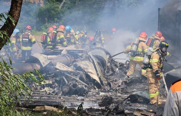 29일 오후 1시 50분께 경북 포항시 남구 동해면 신정리 한 야산에 해군 초계기가 추락한 가운데 소방관들이 화재 진압을 하고 있다.  / 사진=연합뉴스