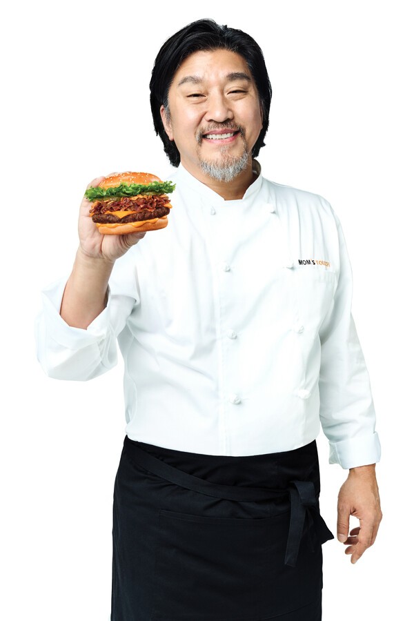   에드워드 리 버거를 들고 있는 에드워드리.  / 사진=맘스터치 