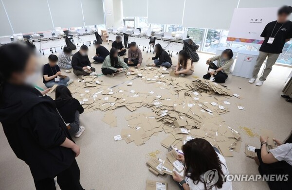 제21대 대통령선거 사전투표 둘째 날인 30일 서울 중구 을지누리센터에 마련된 사전투표소에서 사전투표사무원들이 참관인 및 공정선거참관단이 지켜보는 가운데 관외투표함을 열어 투표용지 분류 작업을 하고 있다.   /사진=연합뉴스