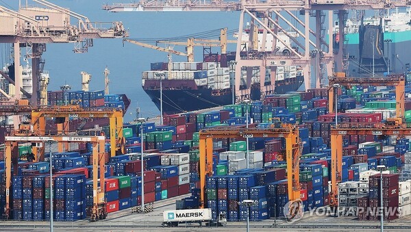 경기도 평택항에 컨테이너가 쌓여 있는 모습 /사진=연합뉴스