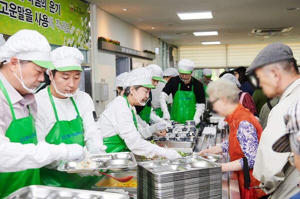 코오롱그룹이 임직원이 참여하는 봉사 주간 '드림 파트너스 위크'를 진행했다. 코오롱사회봉사단 서창희 총단장(왼쪽에서 세번째)이 지난달 30일 과천시노인복지관 배식 봉사활동에 참여하고 있다. /사진=코오롱그룹