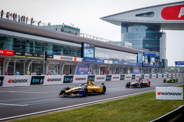 한국타이어는 자사가 전기차 레이싱 타이어 독점 공급사이자 오피셜 파트너로 활동 중인 세계 최고 전기차 레이싱 대회 'ABB FIA 포뮬러 E 월드 챔피언십(포뮬러 E)' 시즌 11의 제 10-11라운드 '2025 한국 상하이 E-PRIX'가 성황리에 막을 내렸다고 2일 밝혔다. /사진=한국타이어