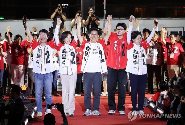 국민의힘 김문수 대선 후보가 2일 서울시청 앞 서울광장에서 열린 피날레 유세에서 지지를 호소하고 있다. 왼쪽부터 안철수 의원, 나경원 의원, 김 후보, 한동훈 전 대표, 양향자 전 의원. /사진=연합뉴스