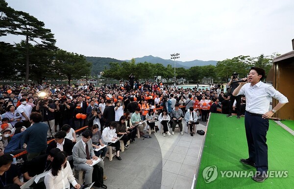개혁신당 이준석 대선 후보가 2일 대구 수성구 수성못 상화동산에서 피날레 유세하고 있다. /사진=연합뉴스