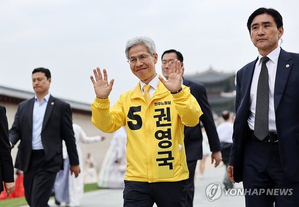 21대 대통령선거를 하루 앞둔 2일 민주노동당 권영국 대선후보가 서울 경복궁 인근에서 유세를 위해 이동하고 있다. /사진=연합뉴스