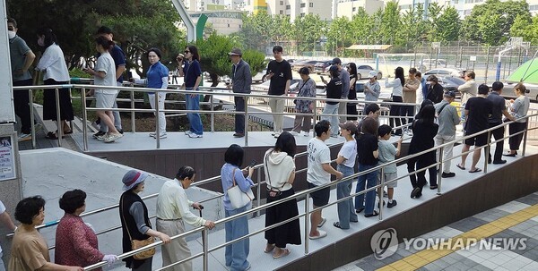 제21대 대통령선거일인 3일 서울 영등포구 여의도중학교에 마련된 여의도제4투표소에서 시민들이 투표를 위해 줄을 서 있다. /사진=연합뉴스